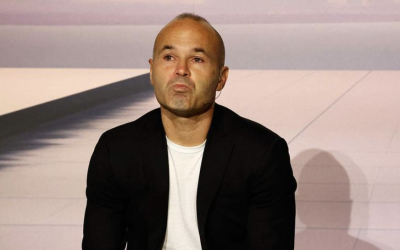 TRAS 24 AÑOS DE CARRERA, INIESTA SE RETIRA DEL FUTBOL ENTRE LÁGRIMAS; MESSI ELOGIA SU MAGIA